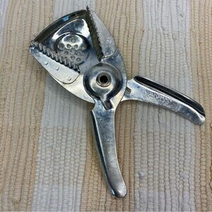 VTG VAUGHAN CAST ALUMINUM LIME LEMON JUICER HAND SQUEEZE CHICAGO USA PAT APLD 4